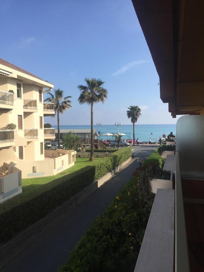 A Due Passi Dal Mare Apartment Vallecrosia Exterior photo